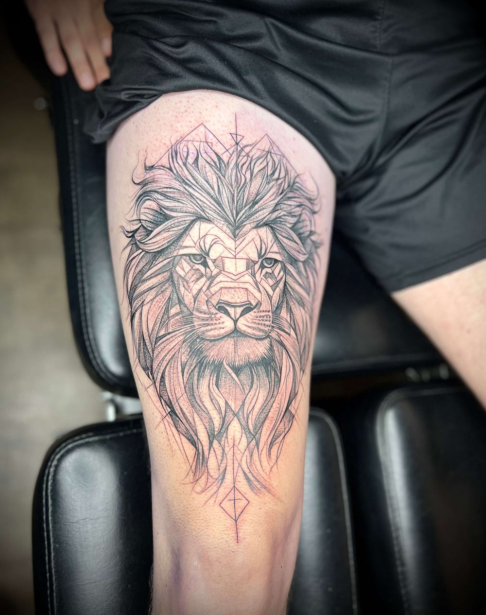 Löwenkopf Tattoo Oberschenkel Fineline – Realistic Tattoo München