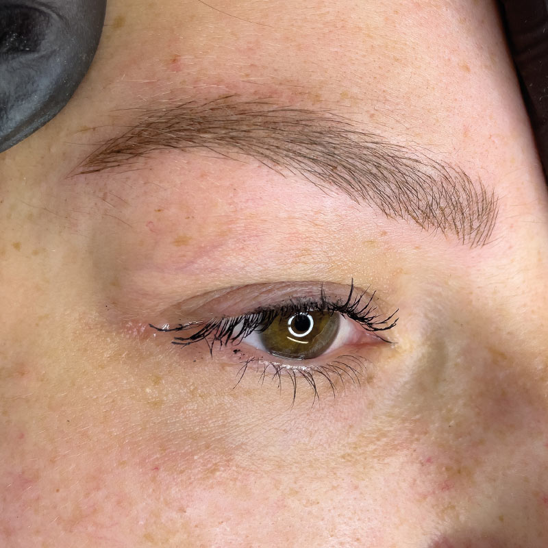 Feine PhiBrows Microblading Härchenoptik in München – perfekte Symmetrie.