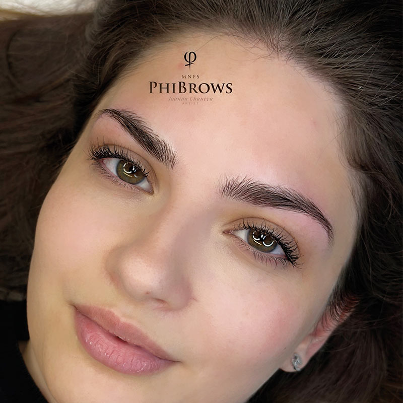  Natürlich vollere Augenbrauen durch präzises Microblading Münchens.