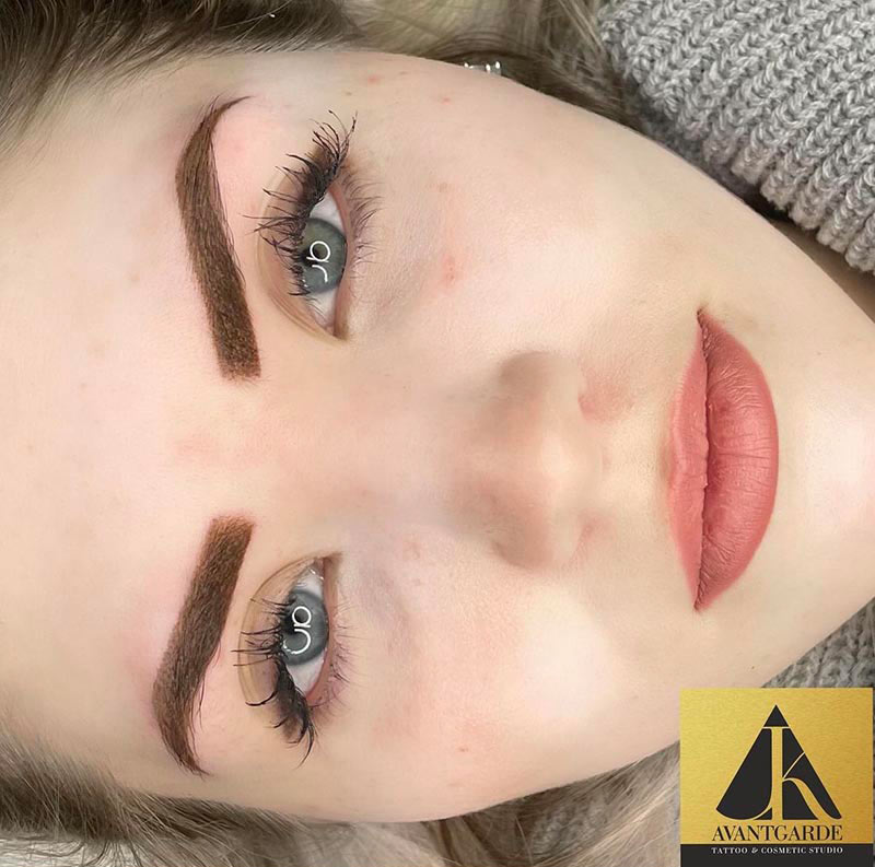 Ombre Brows München – elegante Schattierung für volle Augenbrauen.