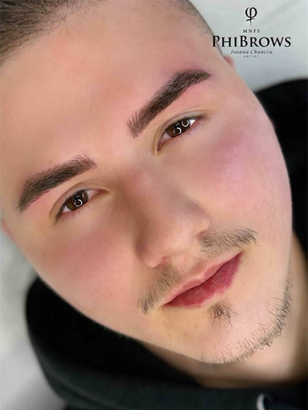  Natürliche Härchenoptik bei Männer Microblading München.