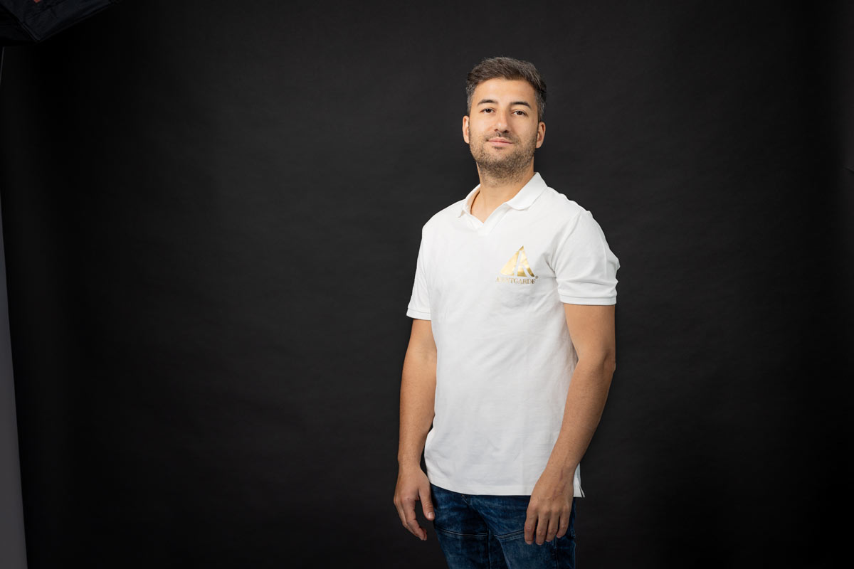 Tätoweirer und Inhaber In Avantgarde Tattoo Studio Münhcen - Tattoo Artist Kristiyan Mihaylov