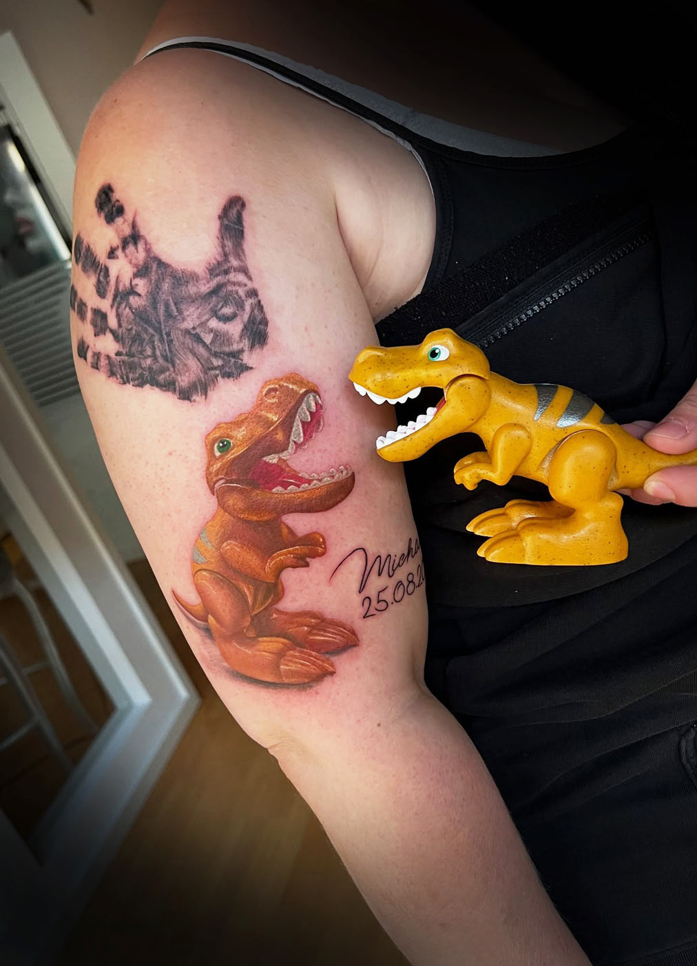 Color DinoTattoo im Studio München – lebendige Darstellung in Farbe