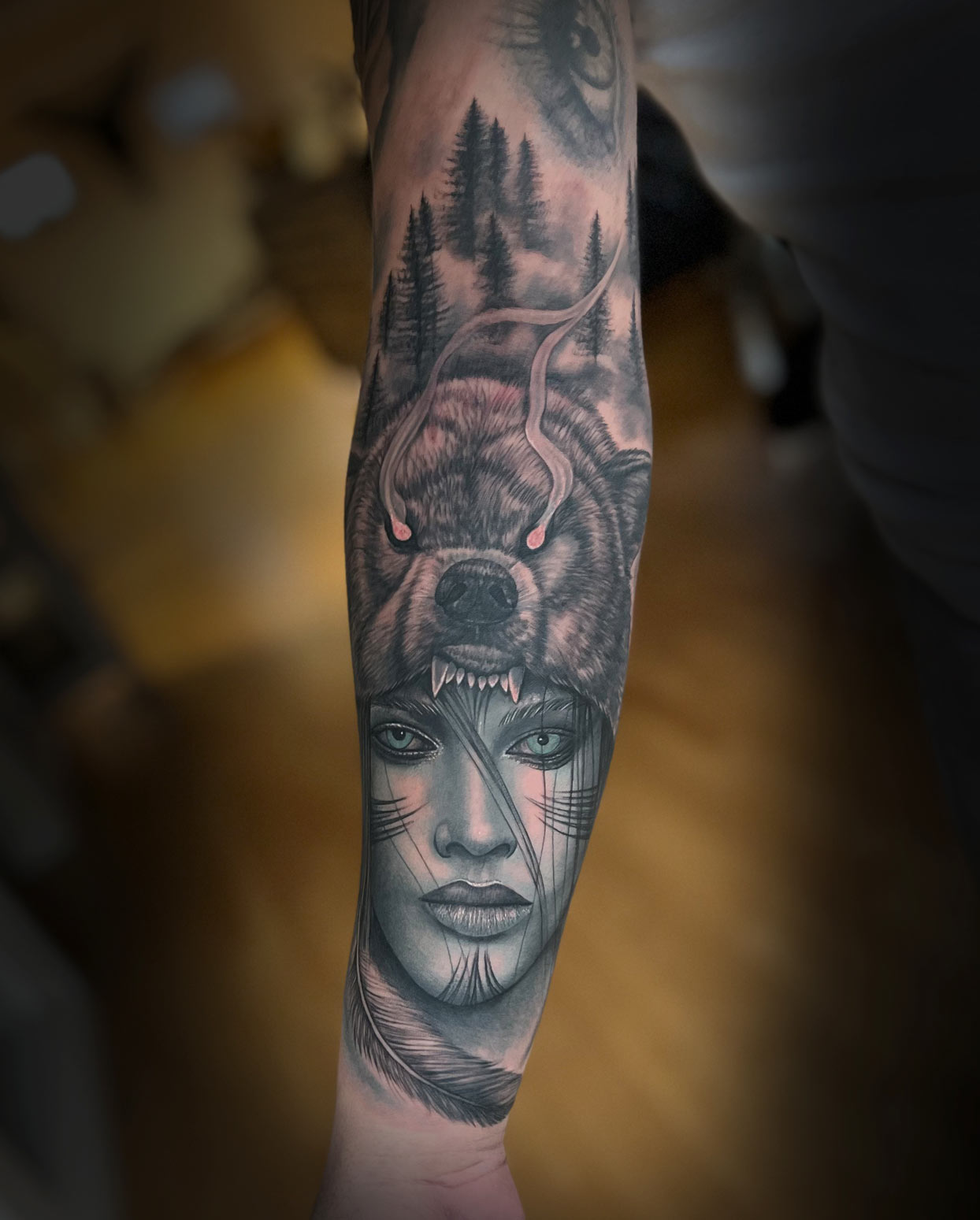 Fineline Tattoo Unterarm – elegante Konturarbeit tätoweirer Munich