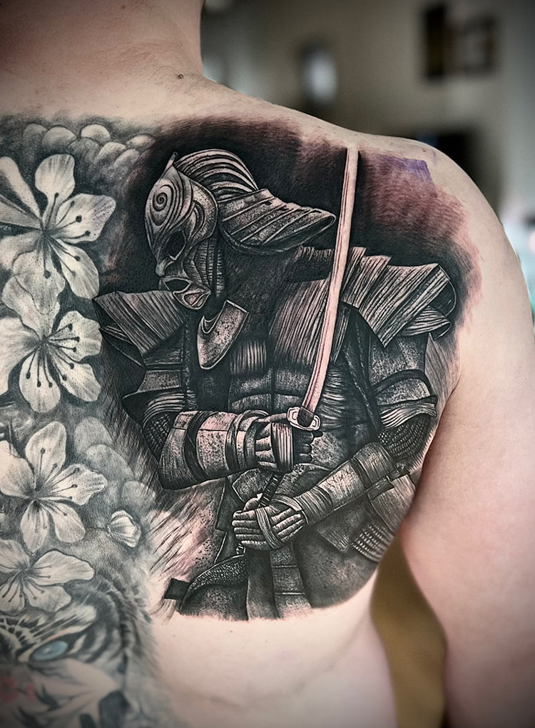 Ein beeindruckendes Realistic-Backpiece – Samurai jede Linie perfekt ausgearbeitet.