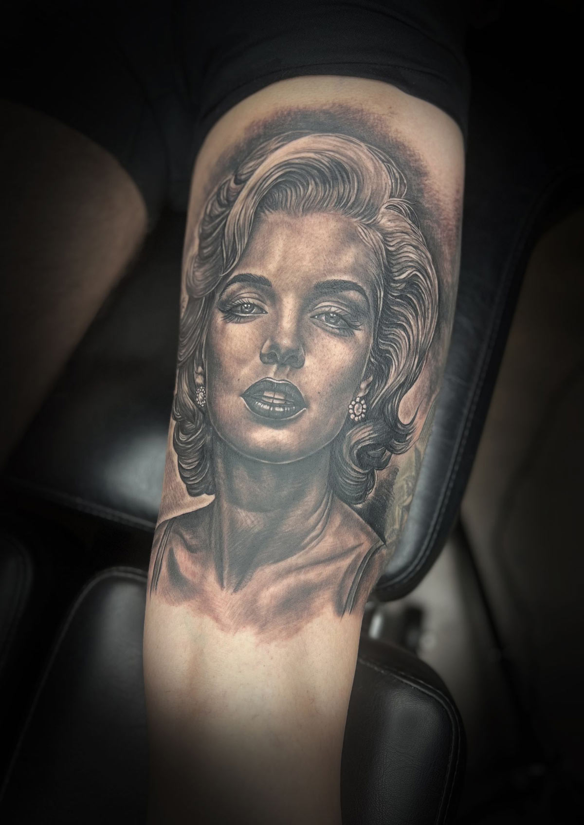 Tattoo Studio München – Oberarm Sleeve mit intensiven Details