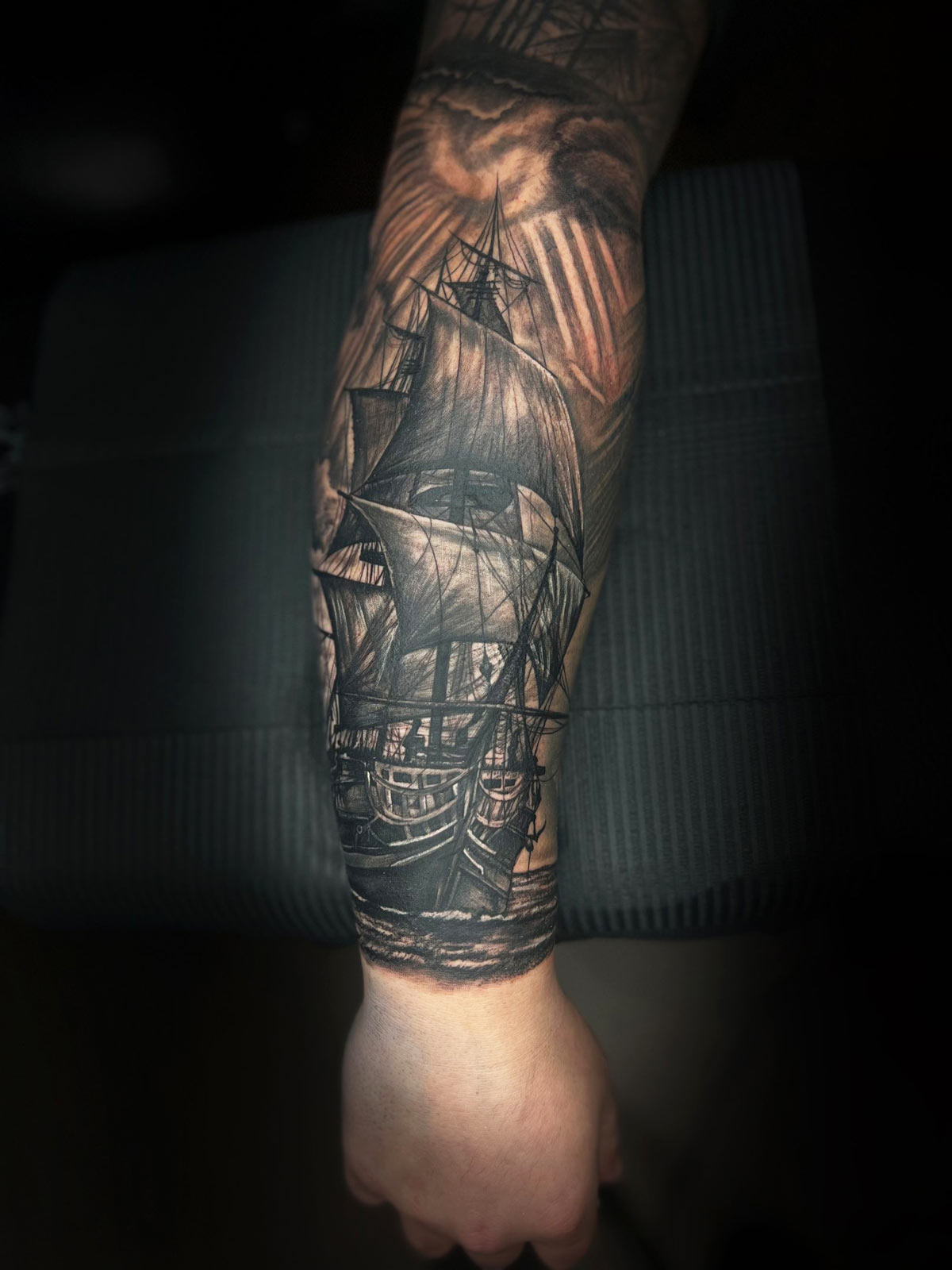 Beratungsgespräch im Avantgarde Tattoo Studio München zur Planung eines Black & Grey Tattoos.