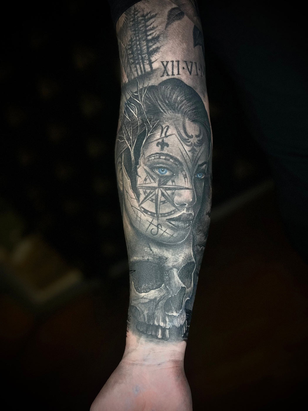 Tattoo-Künstler erstellt ein digitales Black & Grey Tattoo Design auf einem Tablet im Avantgarde Studio München.