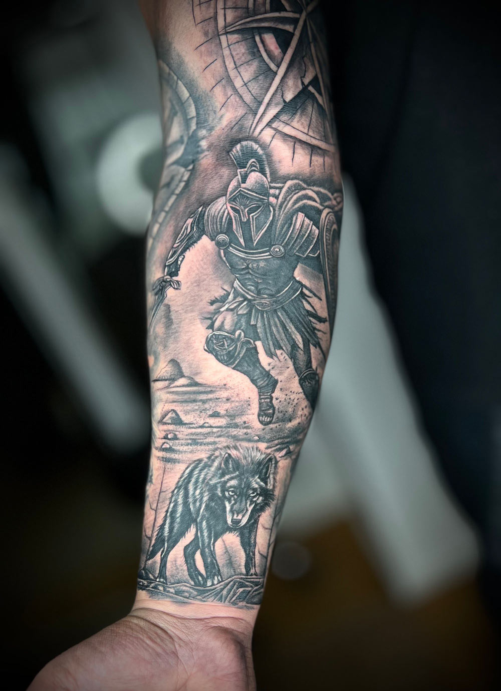 Tattoo Artist arbeitet konzentriert an einem Black & Grey Tattoo im Avantgarde Tattoo Studio München.