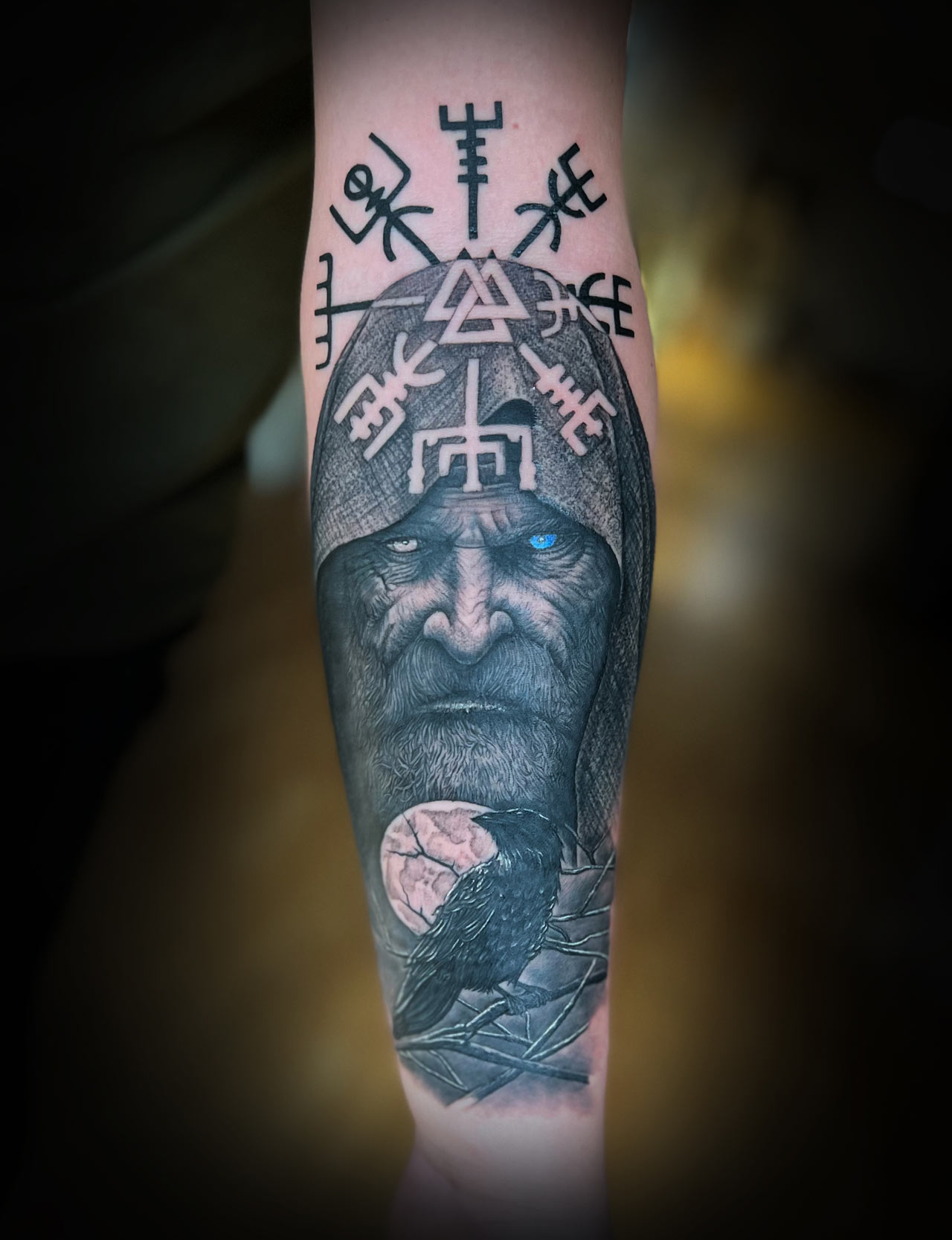 Tätowiermaschine wird vorbereitet und mit schwarzer Tinte befüllt im Avantgarde Tattoo Studio München