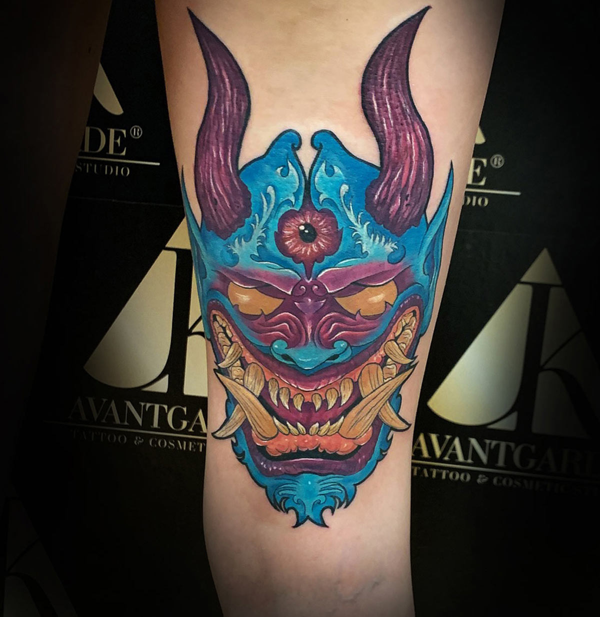 Buntes Japan Mask Teufel-Tattoo mit kreftige Farben, gestochen in München von Kristiyan Mihaylov