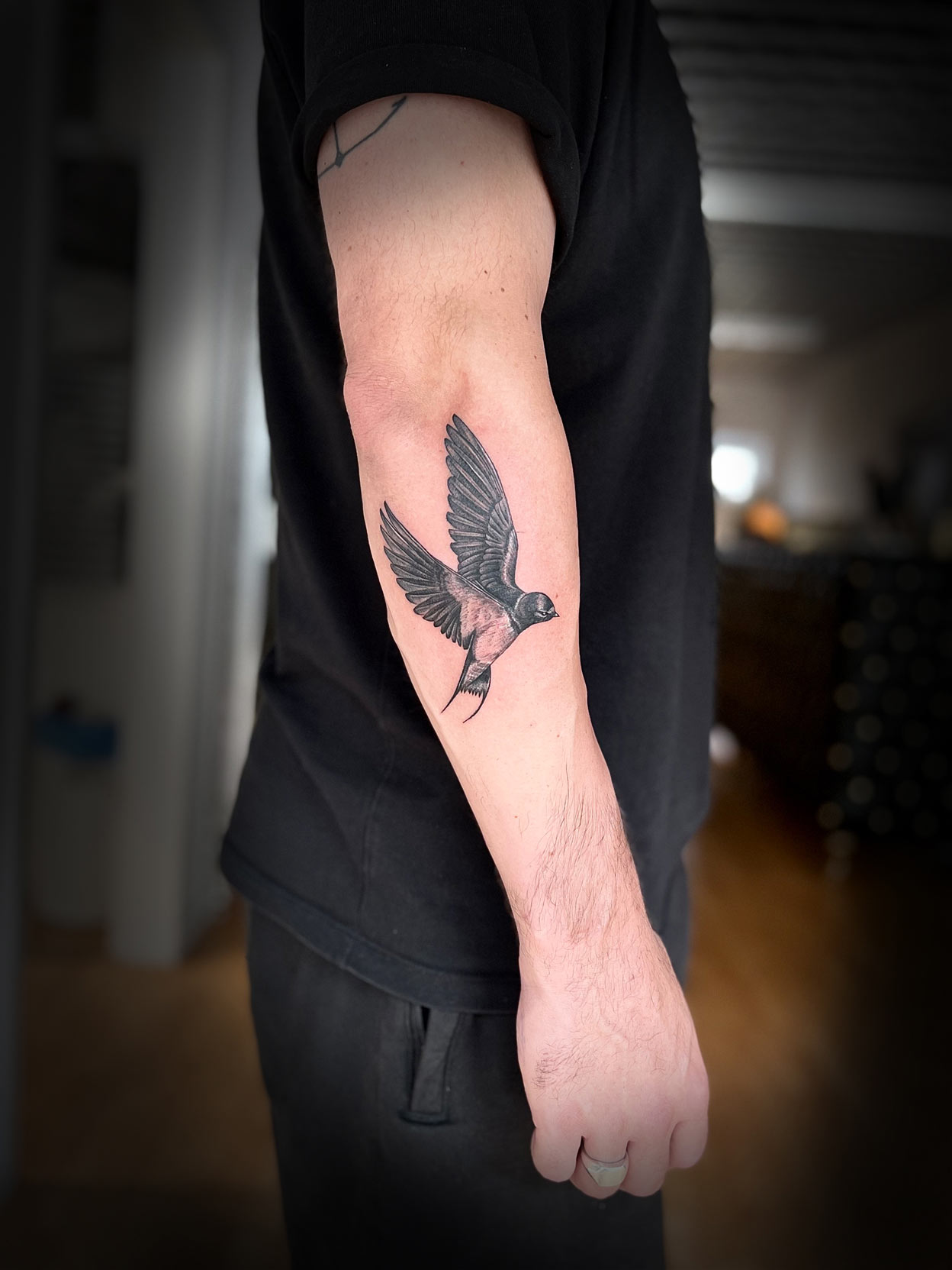Vogelmotiv im Fineline Tattoo Stil – leicht, filigran und präzise gestochen.