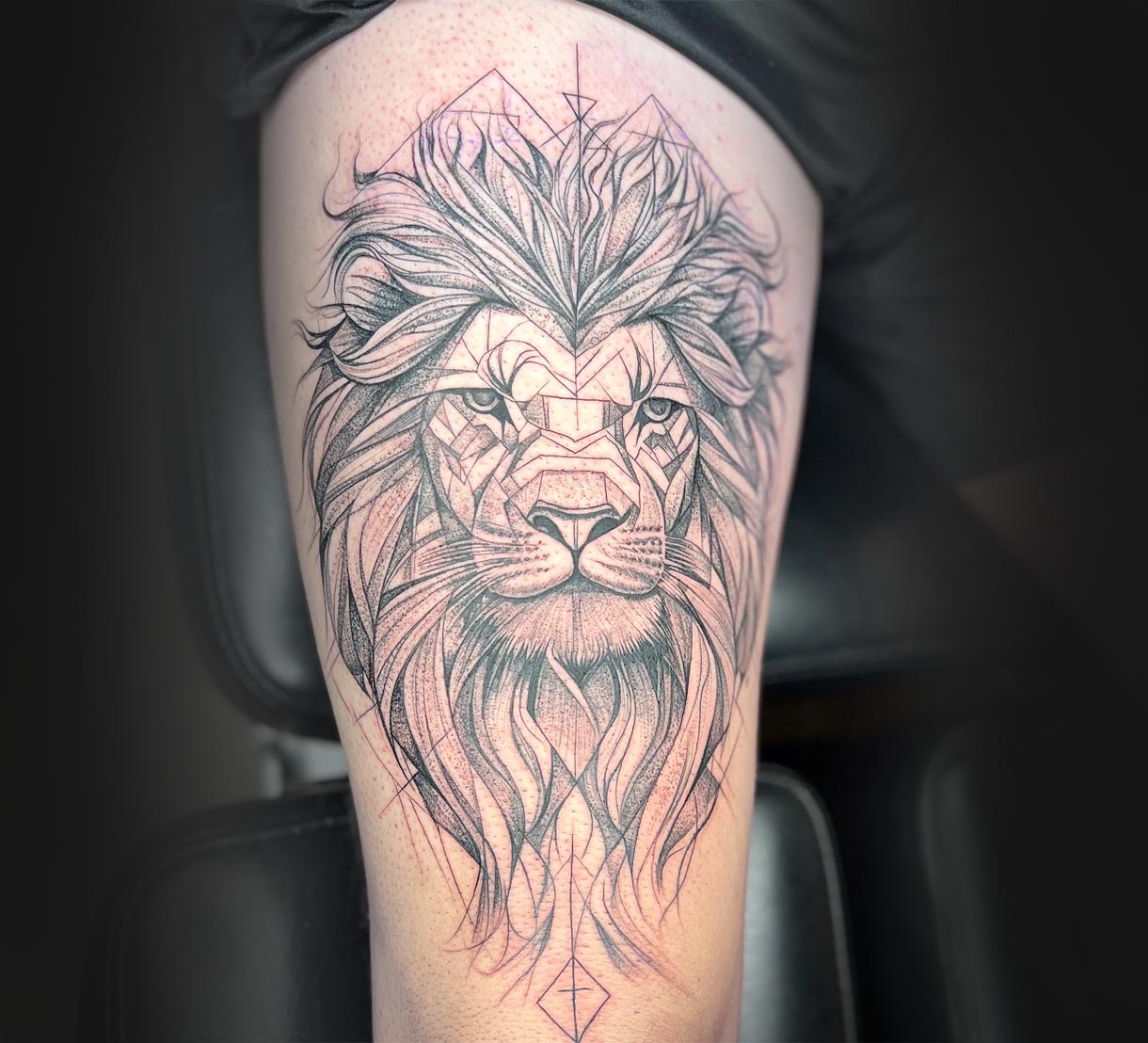 Vogelmotiv im Fineline Tattoo Stil – leicht, filigran und präzise gestochen.