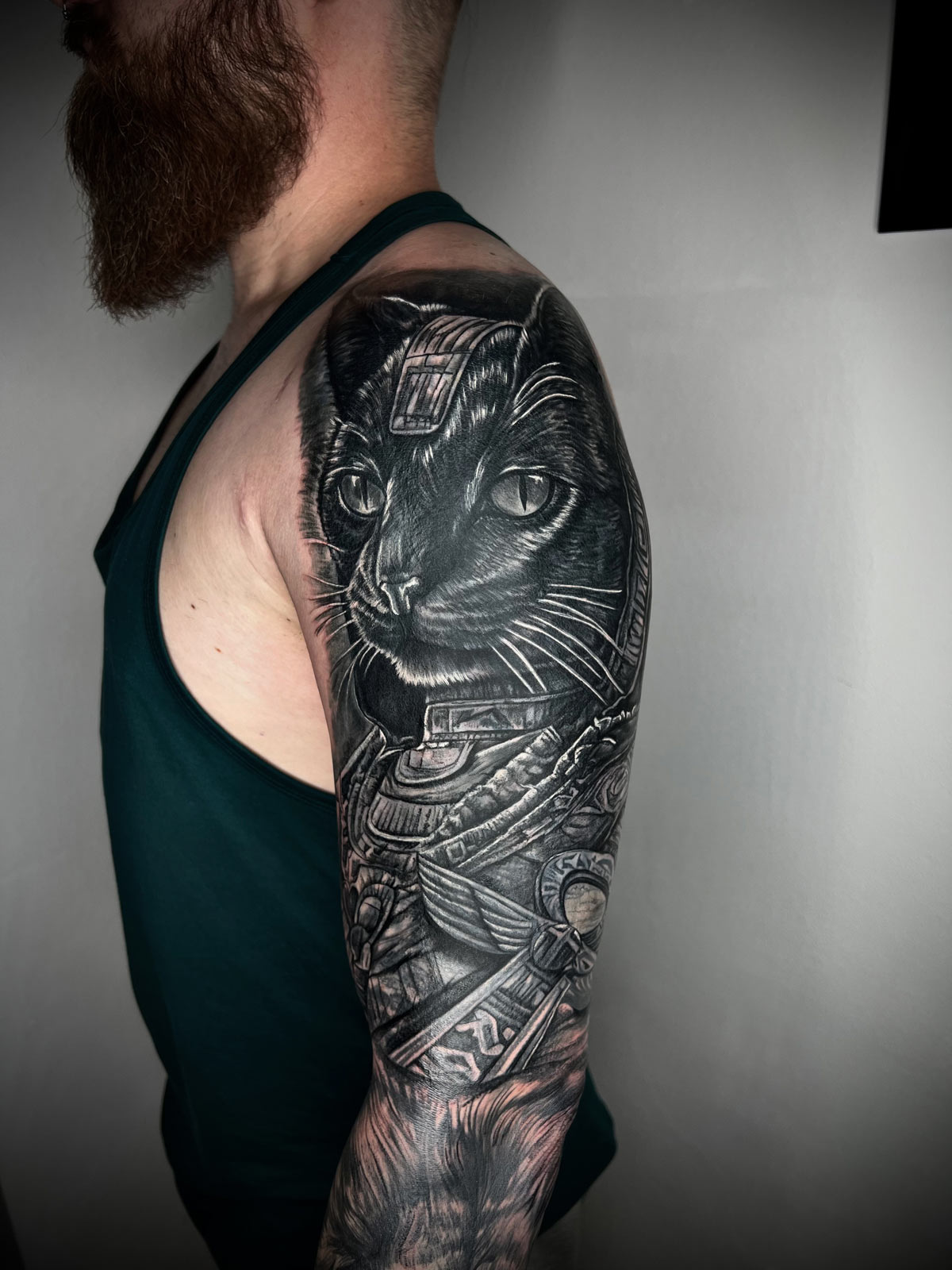 Realistic Cover-Up Gott Tattoo München – alte Tattoos verschwinden mit realistischen Motiven.