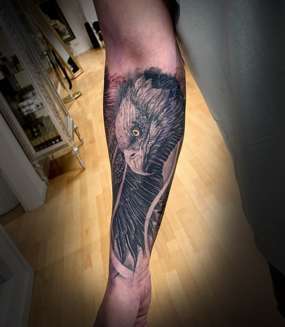 Wolf Cover-Up Tattoo in München – altes Tattoo perfekt überarbeitet von Kristiyan Mihaylov.