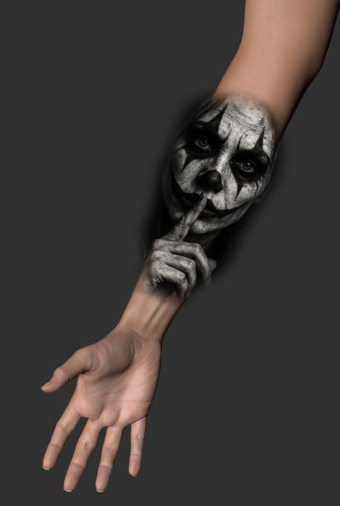 Künstler fertigt digitales Tattoo-Design – harmonische Formen, Schattierungen und Komposition.