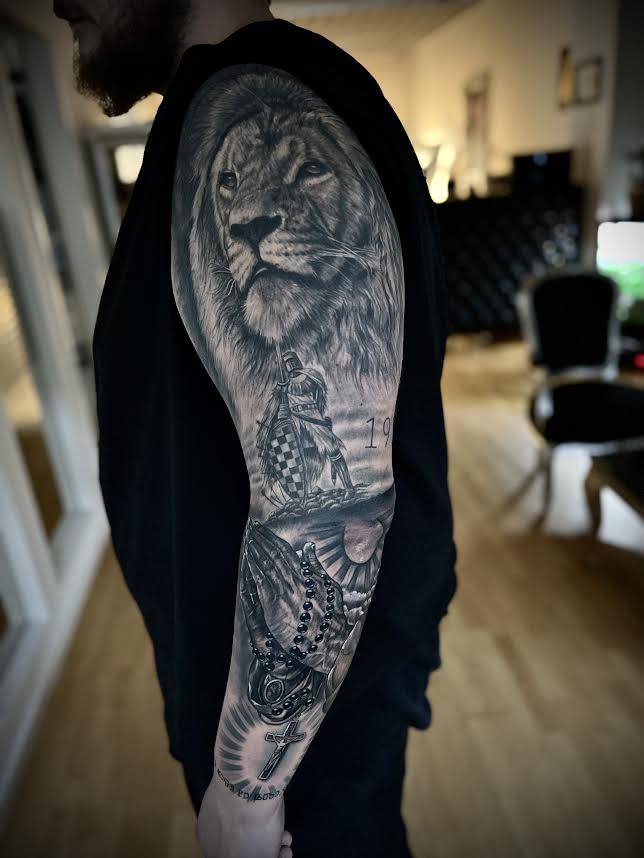 Avantgarde Tattoo München – Full Sleeve Kunstwerk am Unterarm