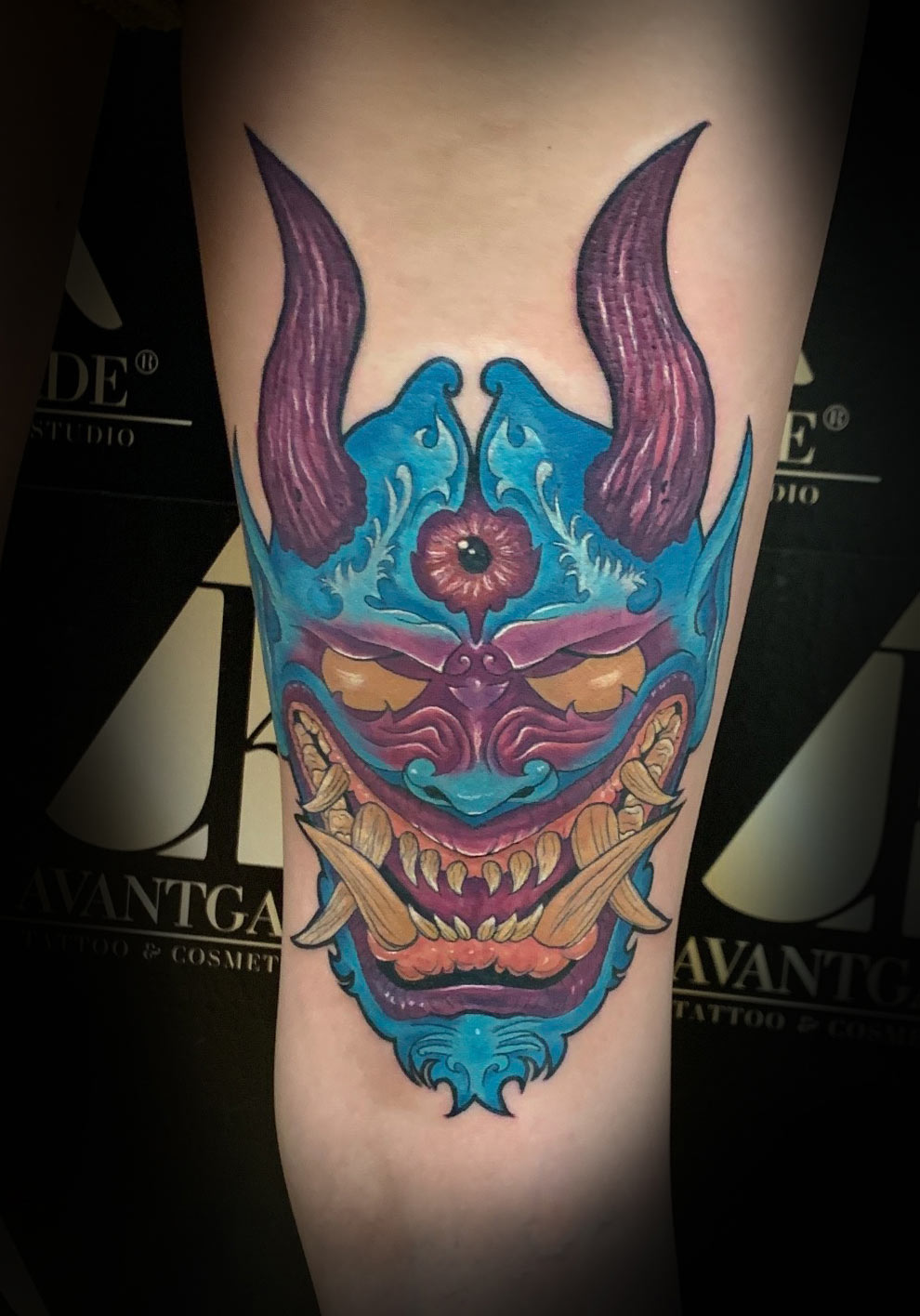 Bunte Anime Mask Tattoos in München – kreative Designs mit leuchtenden Farben.