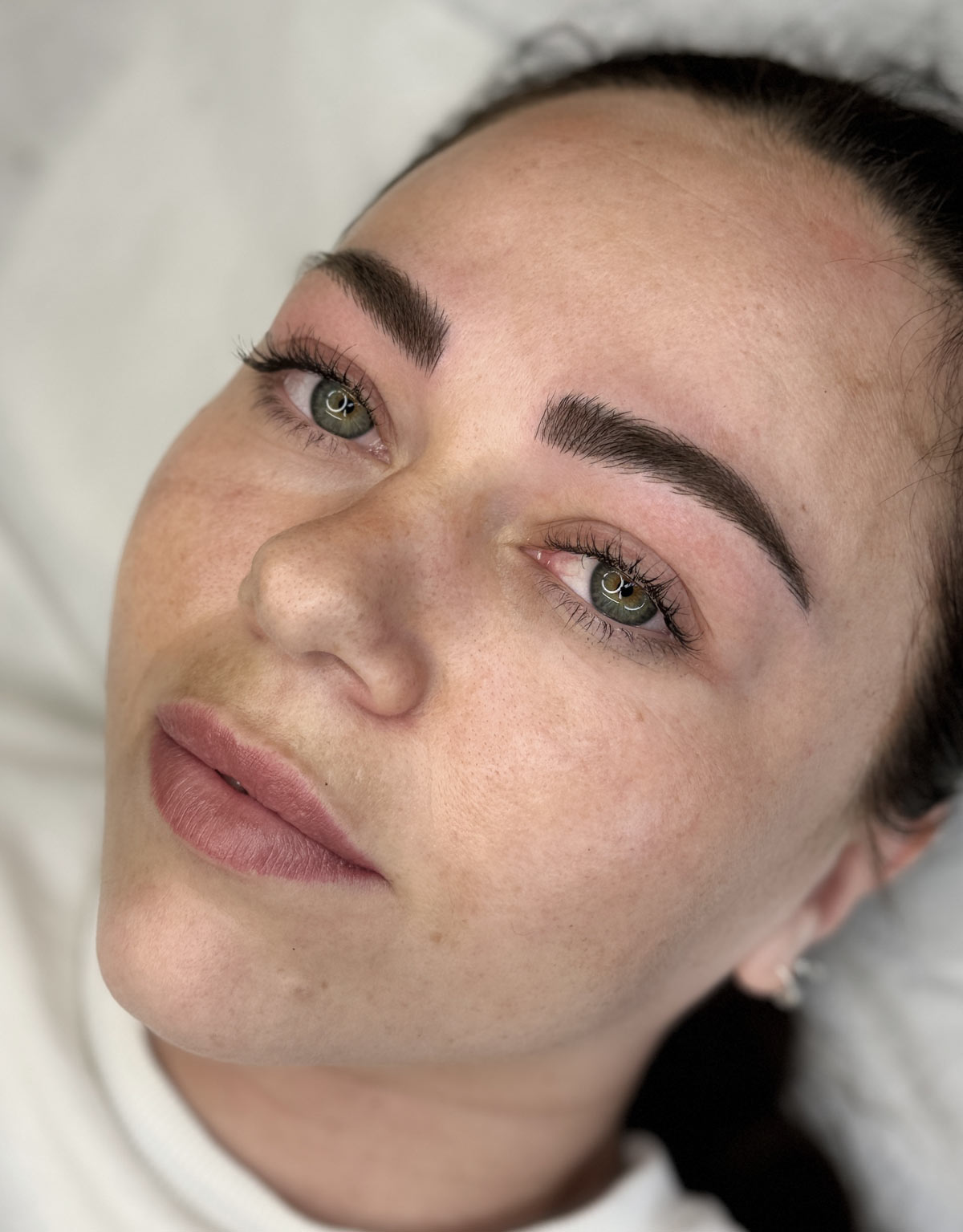 Avantgarde Microblading & PMU Studio München – moderner Arbeitsplatz.