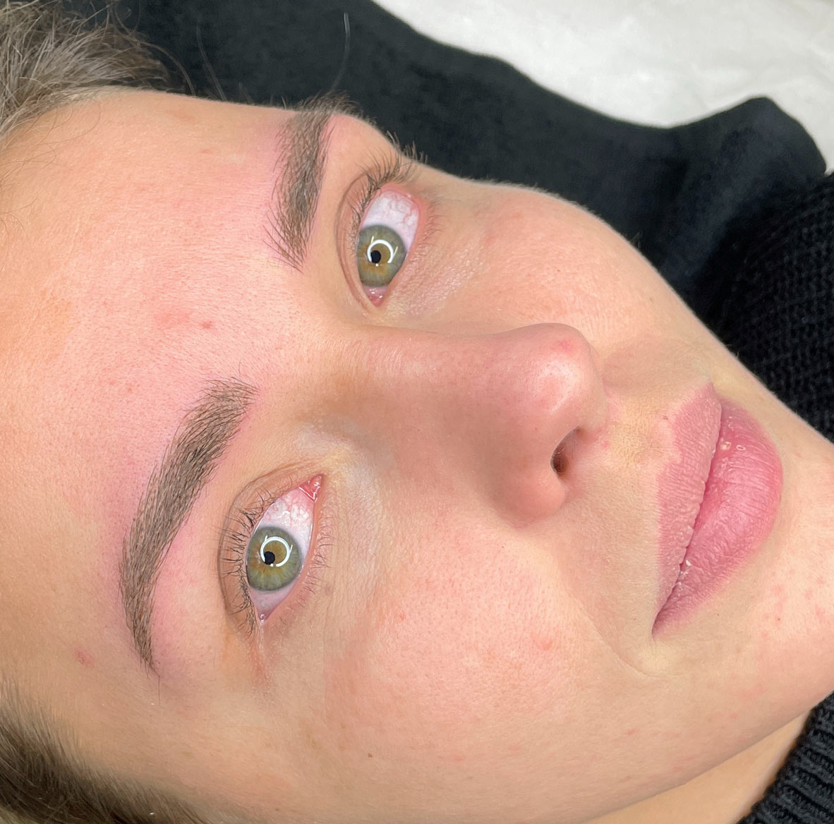 Feine Härchenzeichnung mit PhiBrows Technik in Avantgarde Microblading PMU München