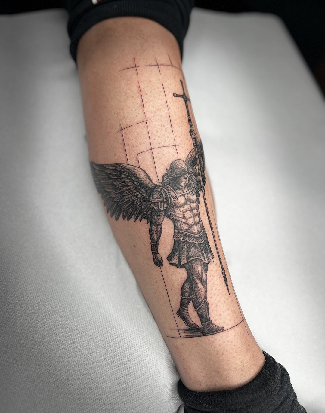 Feine Linien, präzise gestochen – Fineline Tattoo von Kristiyan Mihaylov in München.