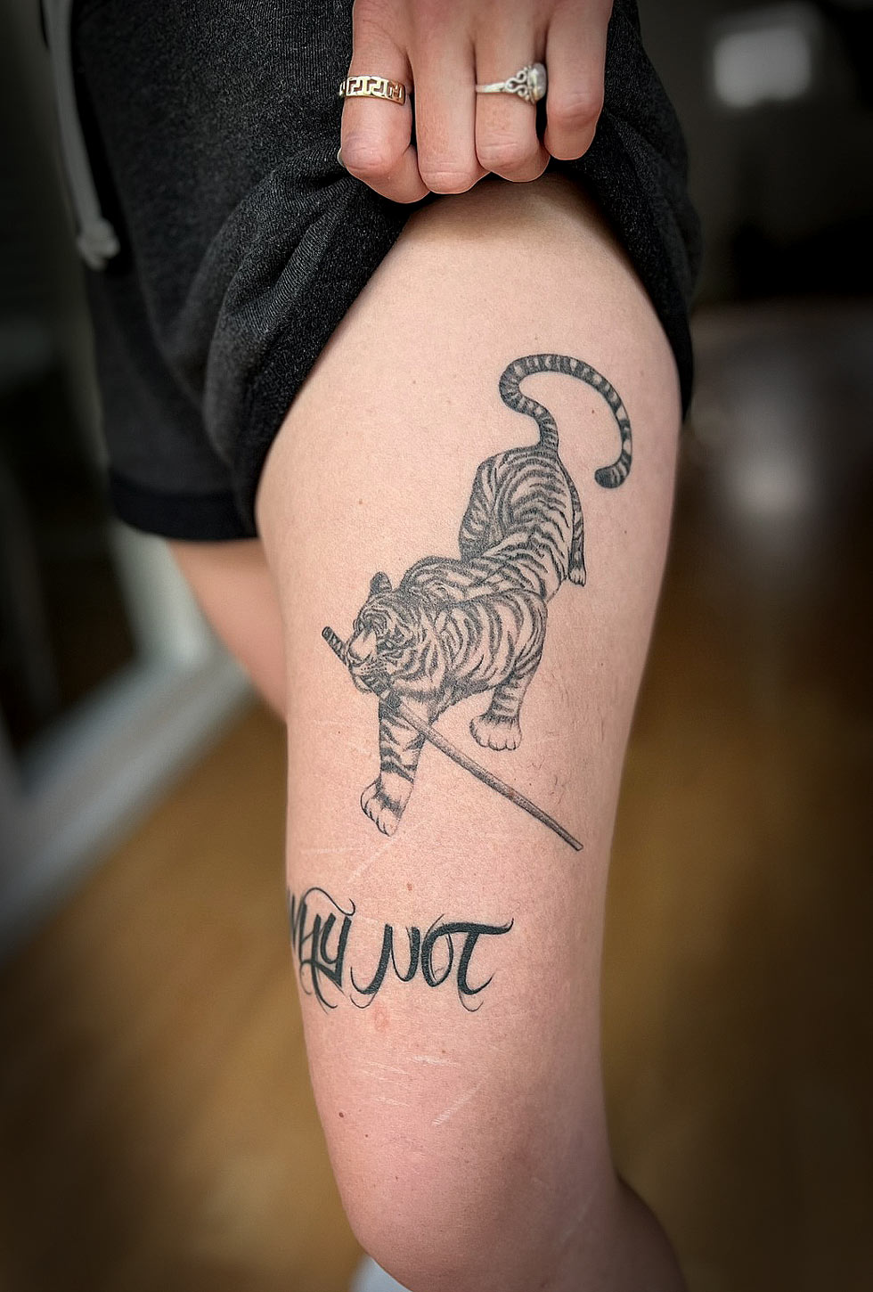 Minimalistisches Fineline Tattoo im Avantgarde Tattoo Studio München.