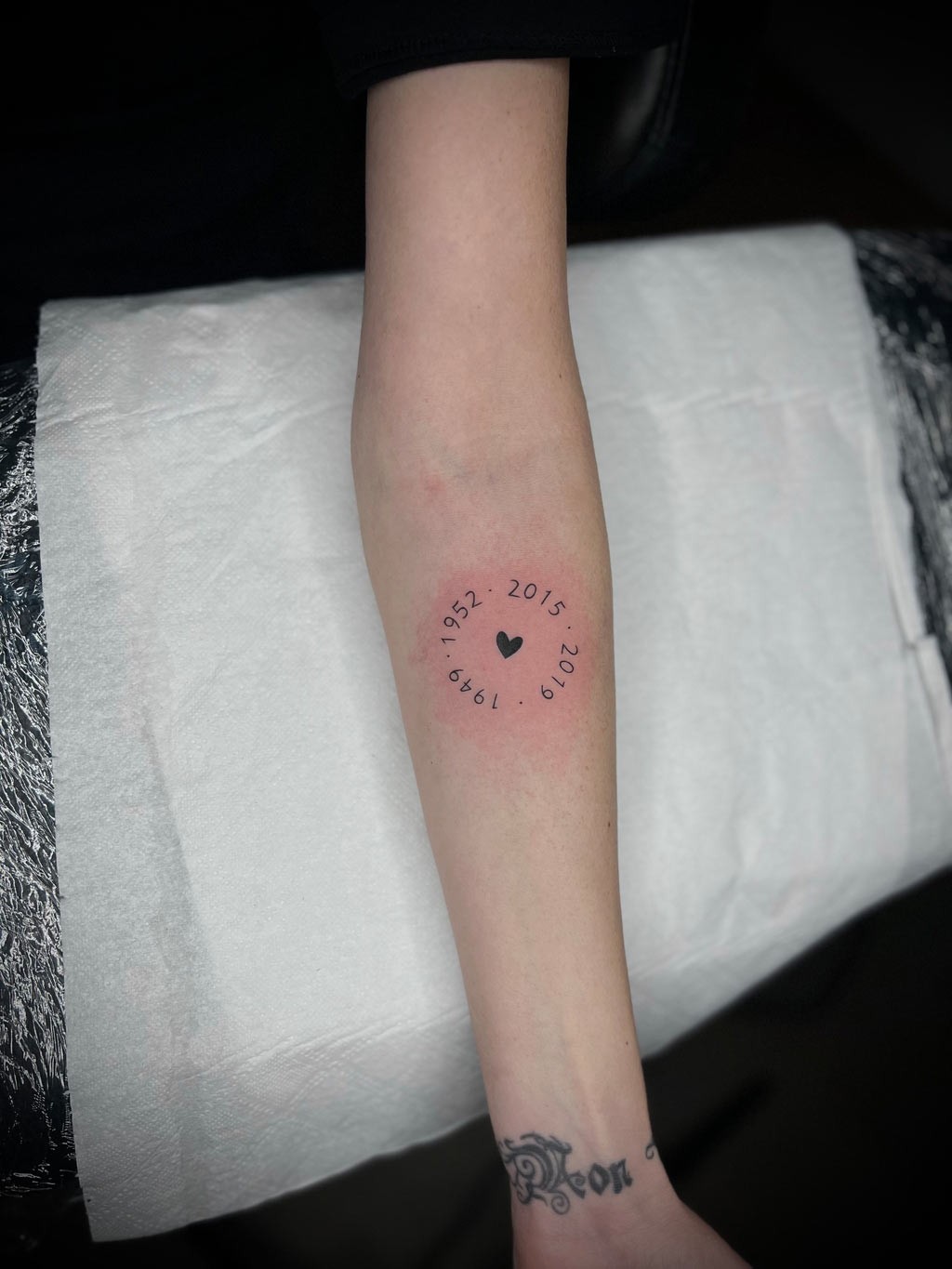 Dezentes Fineline Tattoo am Handgelenk von Kristiyan Mihaylov