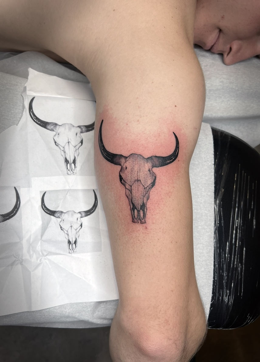 Kleines florales Tattoo mit präziser Linienarbeit in München