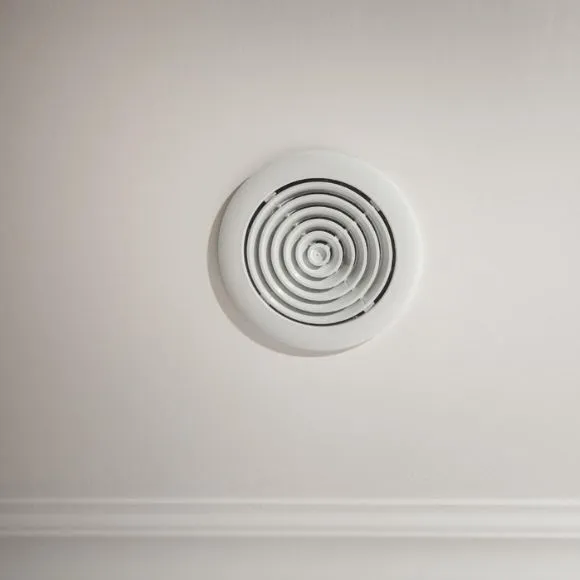 Système de ventilation mécanique contrôlée dans un intérieur moderne, améliorant la qualité de l’air et réduisant l’humidité.