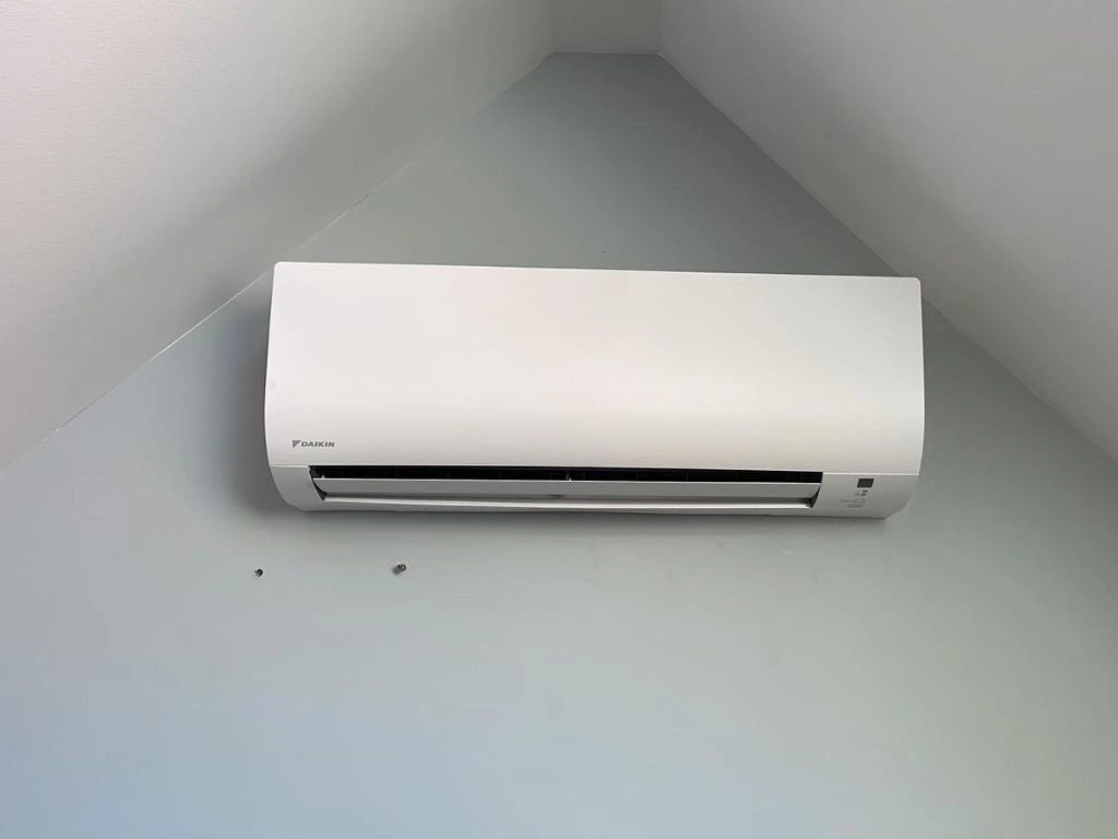 clim murale blanche sur un mur blanc