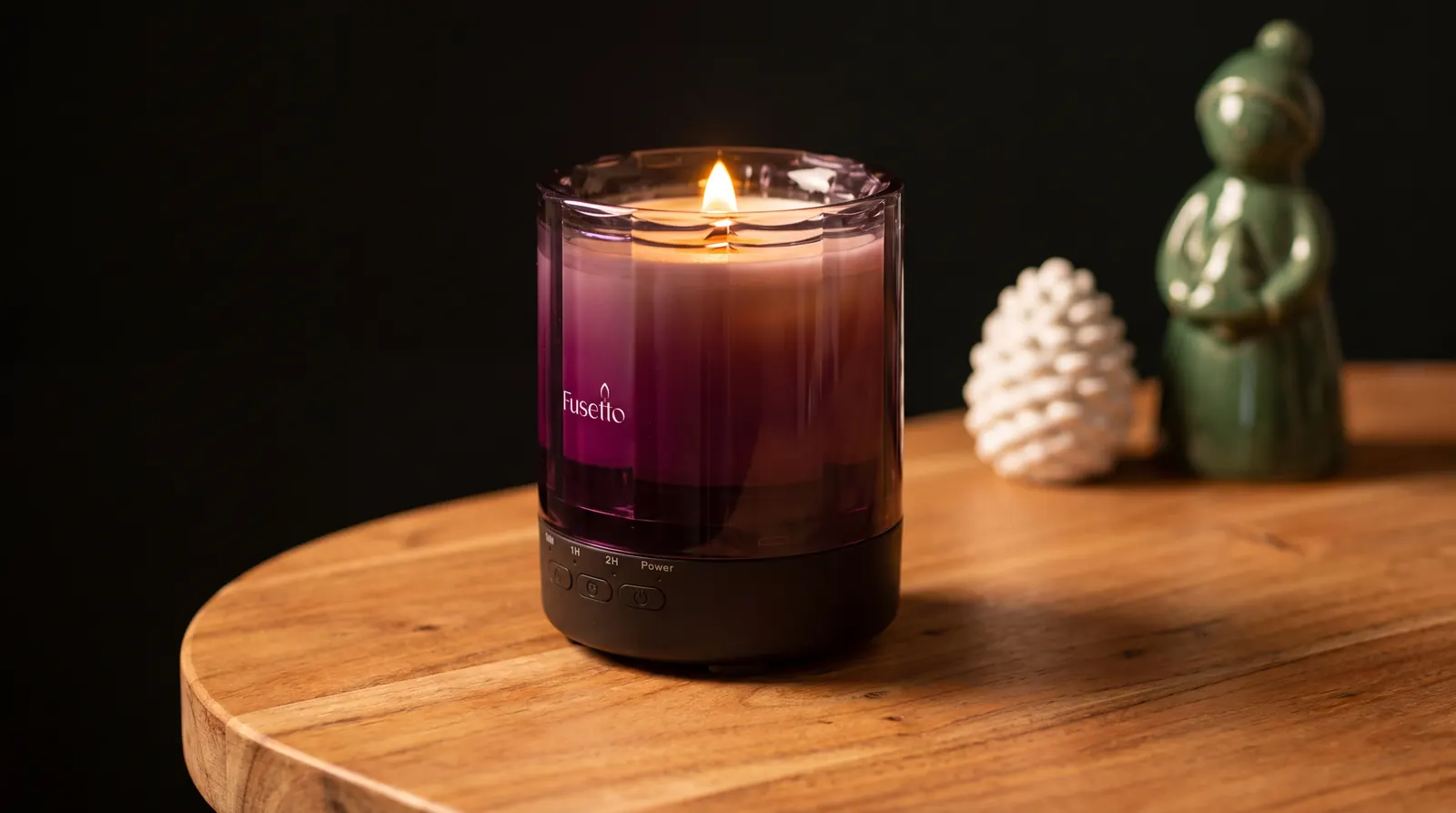 Fusetto smart geurkaars met Velvet Purple kap op een houten tafel, sfeerbeeld uit de Nova digital twin