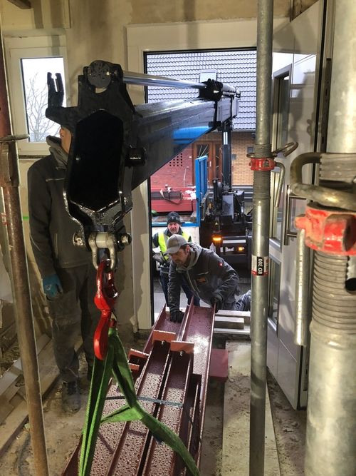 Einheben eines Stahlträgers in das Gebäude