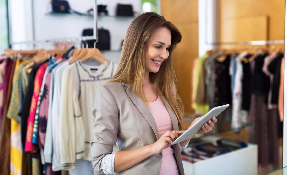 Frontline Worker with a Mobile Intranet App Frontline Worker with a Mobile Intranet App