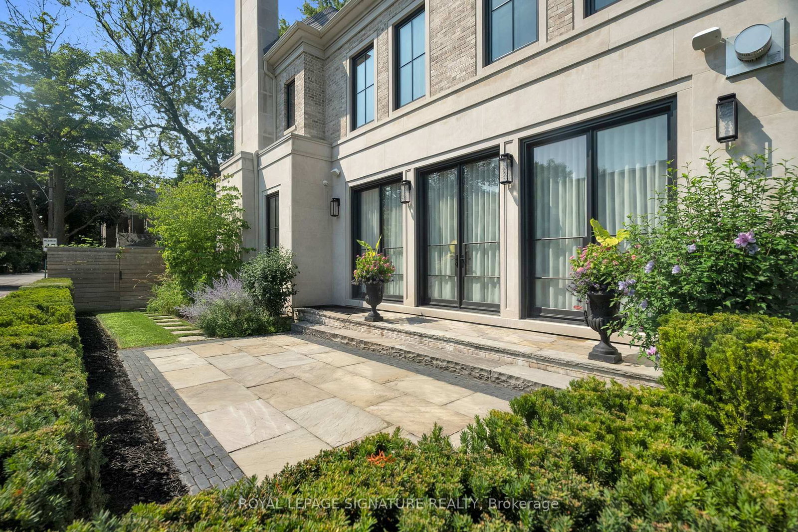 207 Strathallan Blvd | Toronto | Elena Saradidis Group