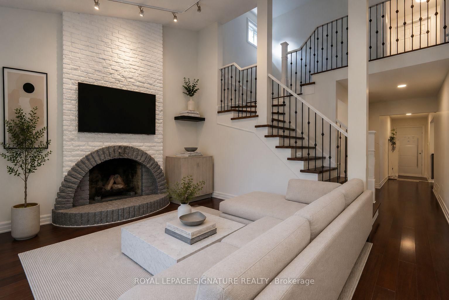 23 West Borough St | Markham | Elena Saradidis Group