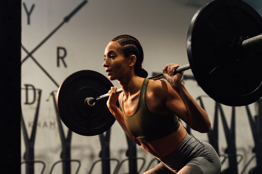 woman lifting - How to Stop Wrist Pain From Lifting Weights