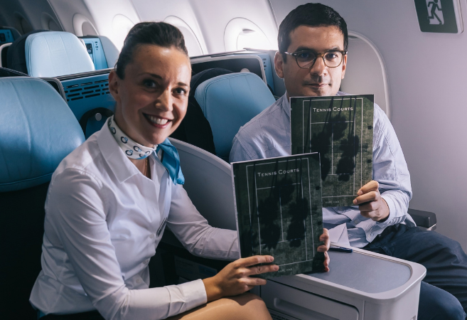 Karl Hab presenta il suo libro Tennis Courts a bordo di un volo La Compagnie Parigi-New York