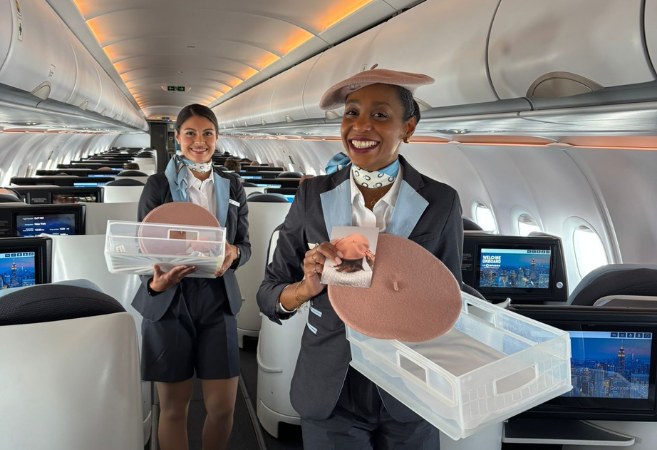 La Compagnie e Carel Paris celebrano l’eleganza parigina a bordo di un volo Parigi-New York