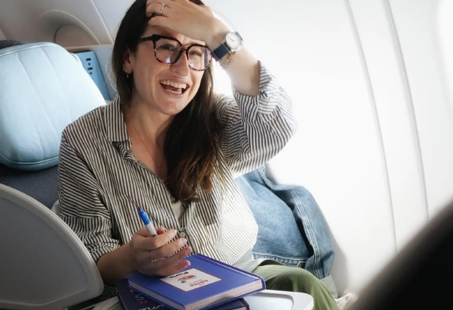 Lindsey Tramuta presenta i suoi libri a bordo di un volo La Compagnie