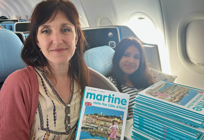 Rosalind Elland-Goldsmith firma copie di Martine a bordo de La Compagnie