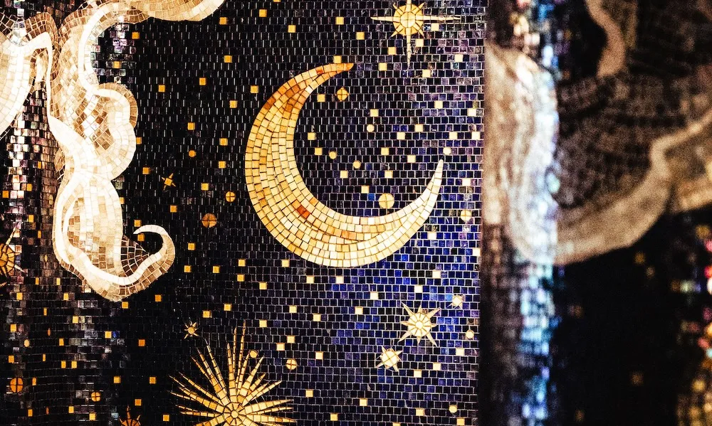 Focus sur la mosaïque Sicis que vous pouvez admirer à l'Aventure située avenue Victor Hugo