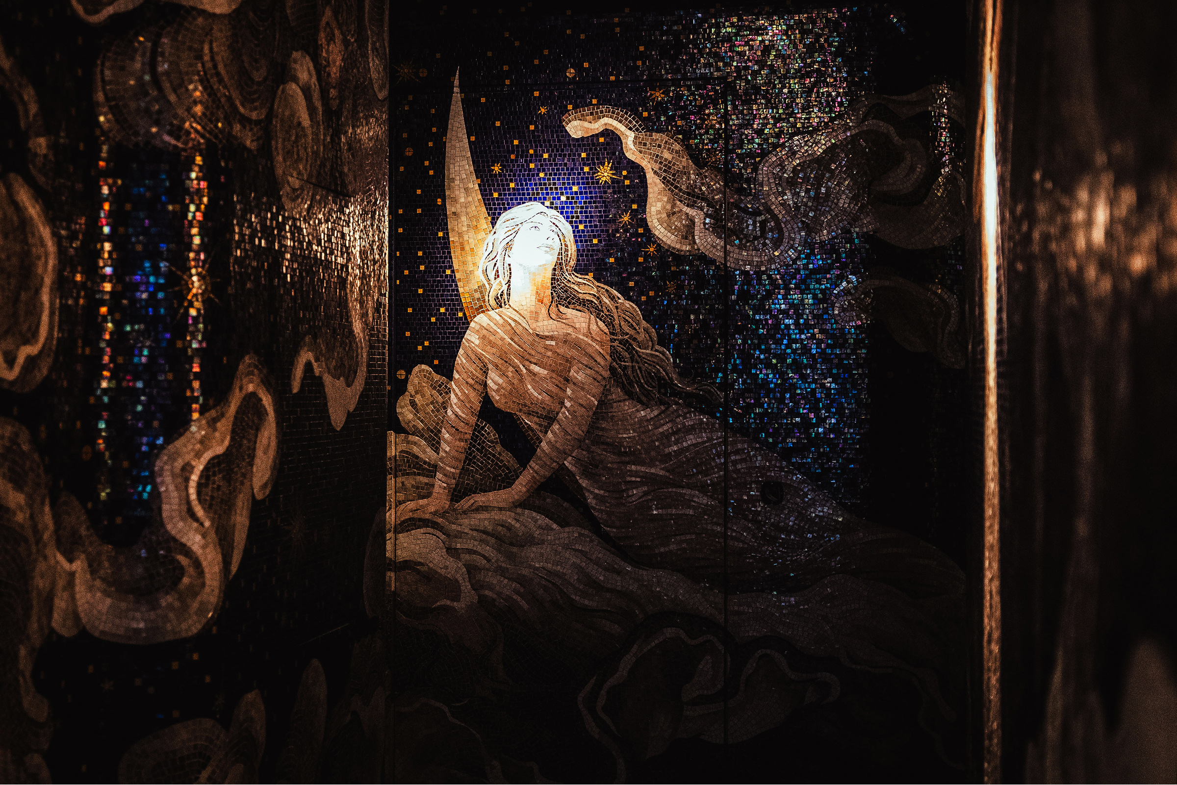 Mosaïque dorée dans les intérieurs de L’Aventure à Paris