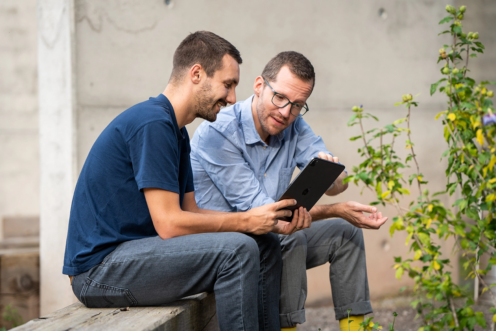 Zwei Personen besprechen Analytics