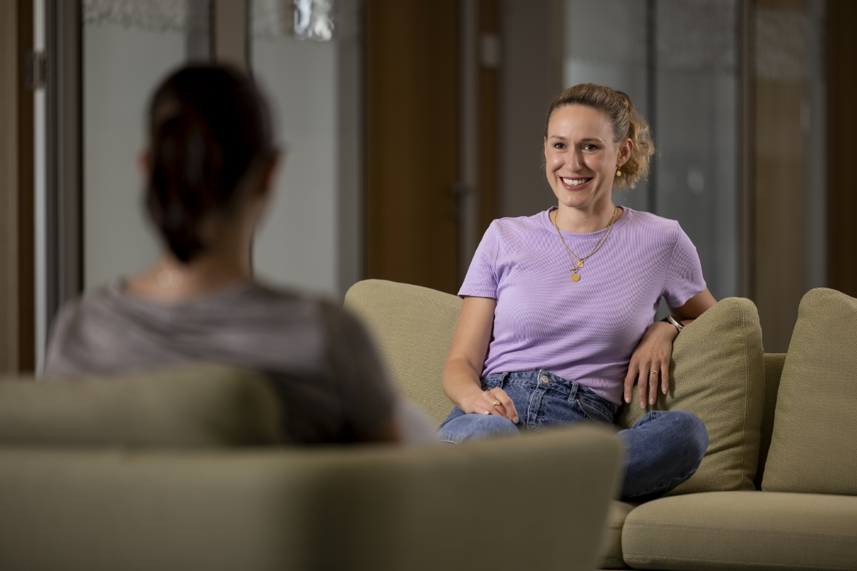 Frau sitzt auf Couch