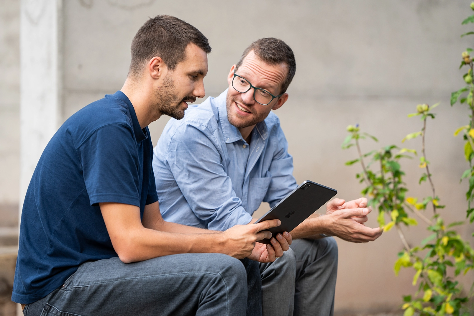 Zwei Personen schauen sich Skill-basierte Analyics an