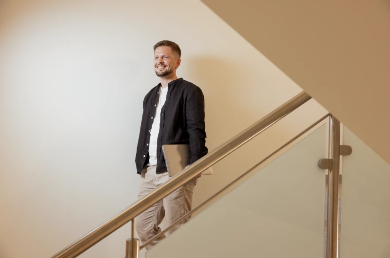 Personaentwickler mit Checkliste für die LMS Integraton