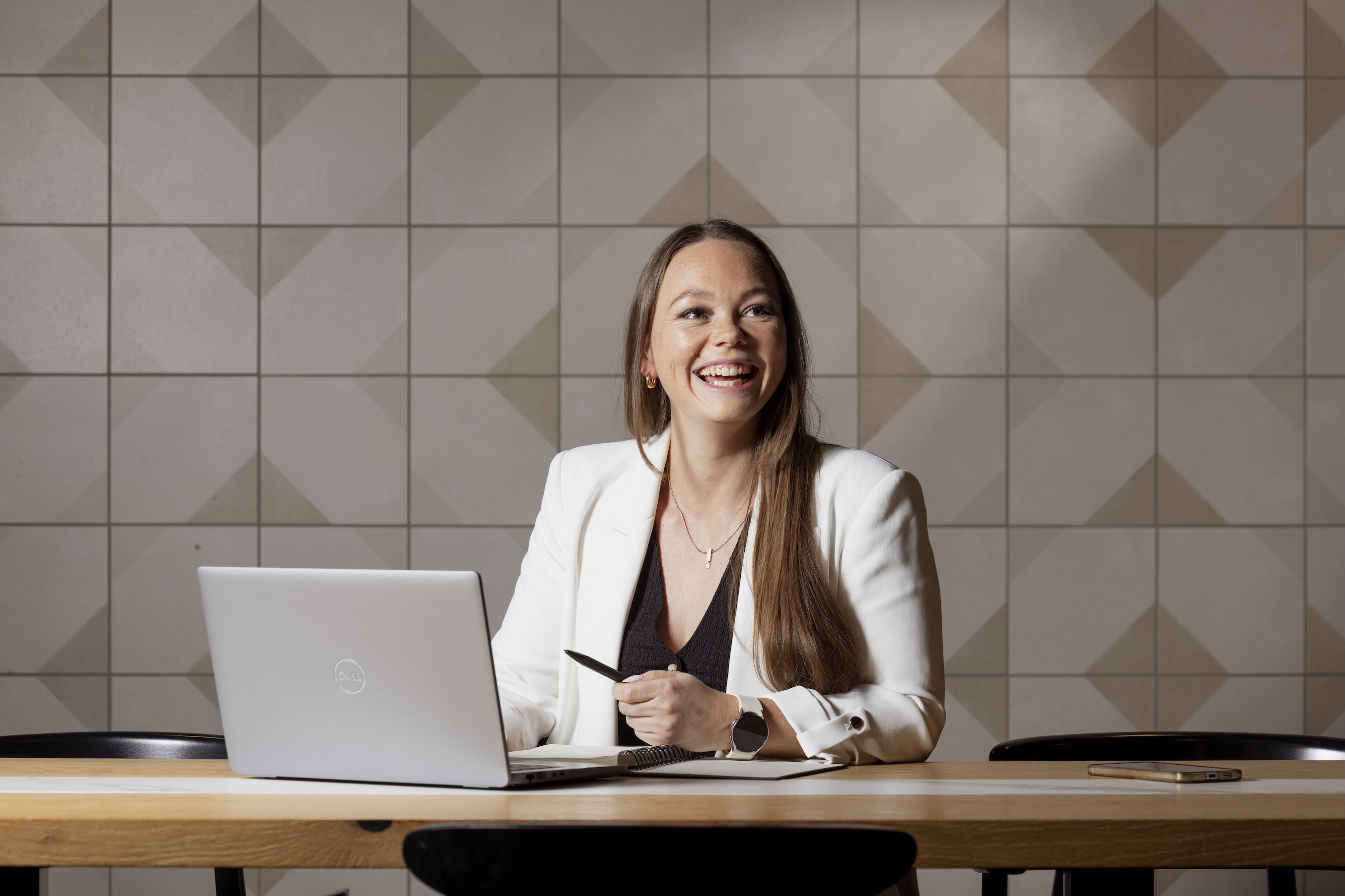 Frau im Büro mit Laptop