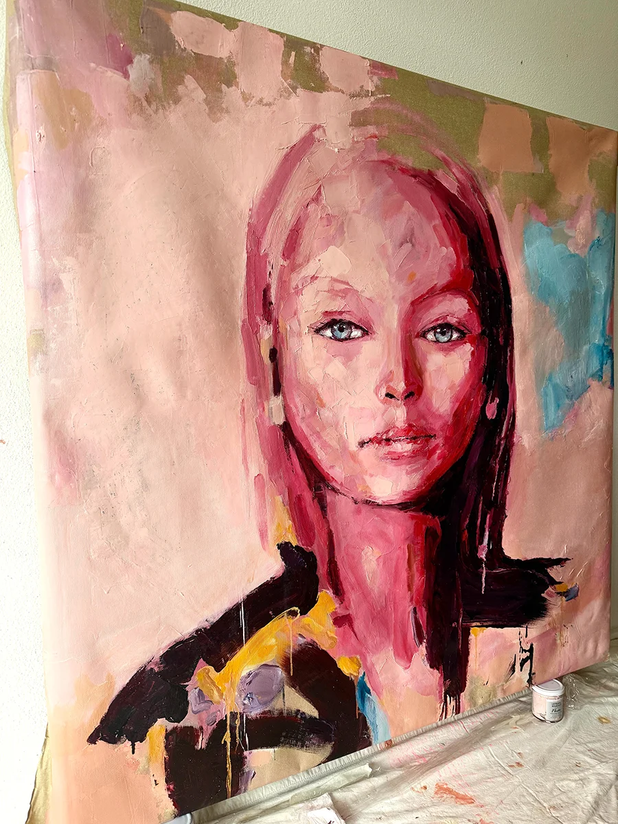 Frauenportrait mit roten Farben seitlich