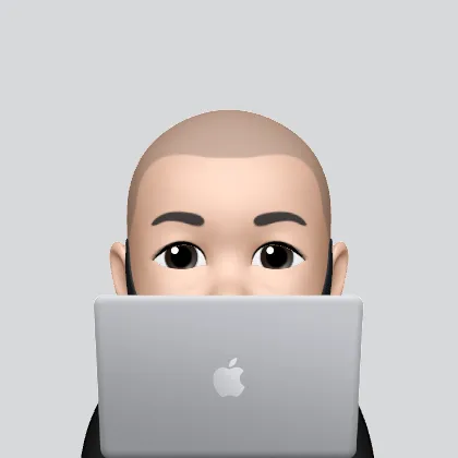 Avatar mit Glatze, der hinter einem silbernen Laptop mit Apple-Logo sitzt.