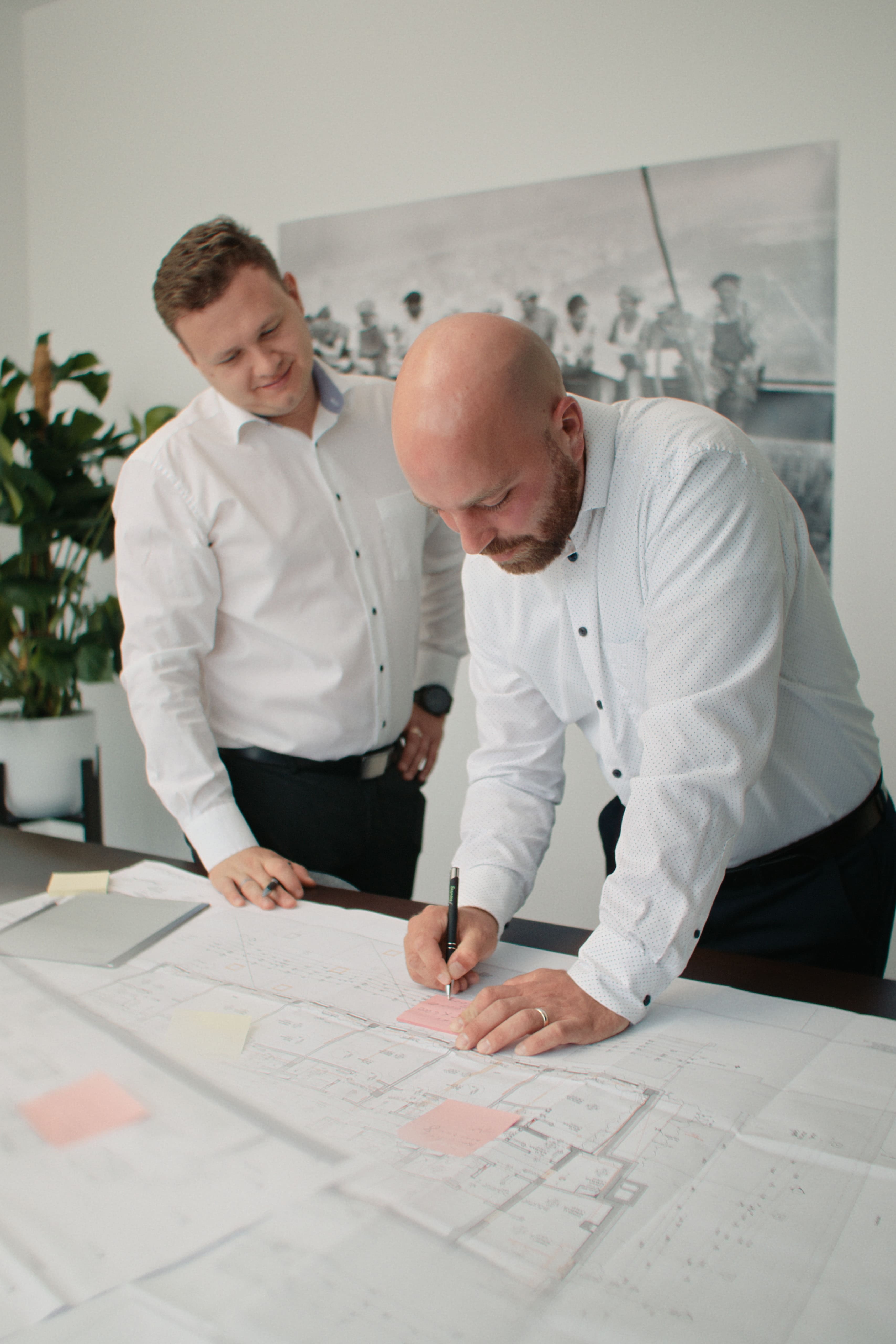 Gebäudesimulation am Computerbildschirm zur Analyse der energetischen Performance im Büro.